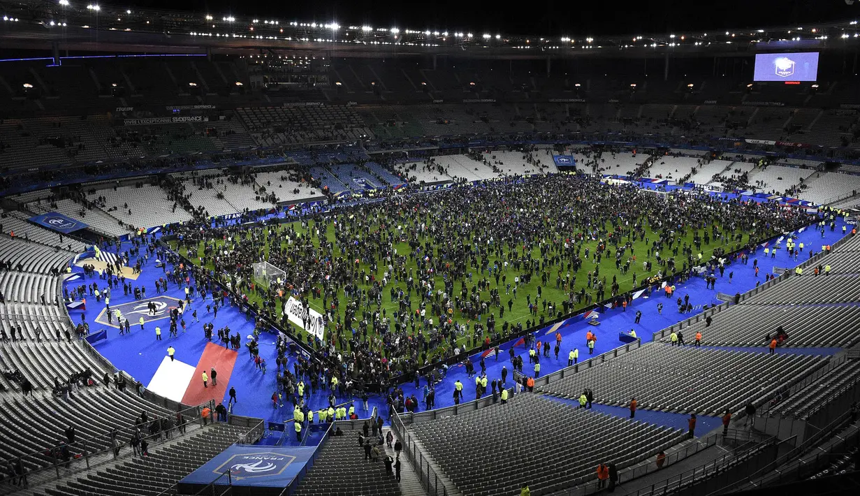 Penonton laga persahabatan antara Prancis melawan Jerman tertahan di dalam stadion karena ancaman bom dan penyerangan bersenjata di Stadion Stade de France, Prancis, Sabtu (13/11/2015). (AFP Photo/Franck Fife)