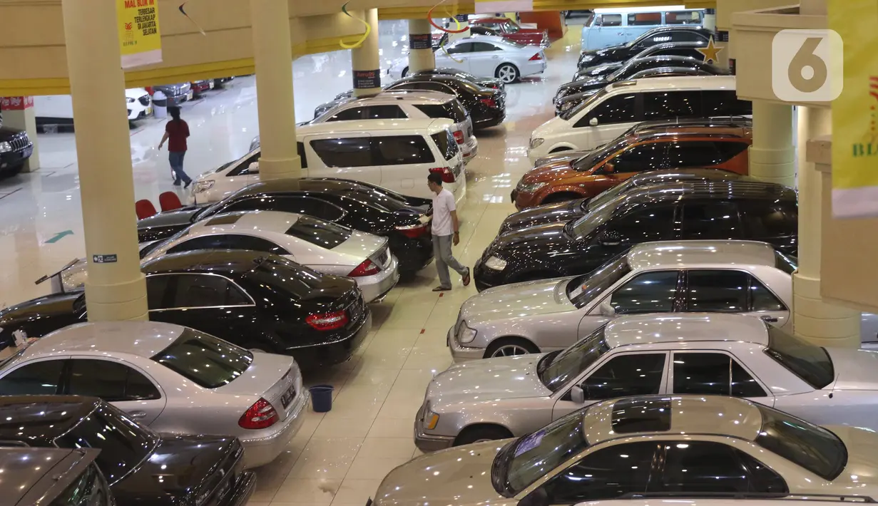 Pedagang mengelap mobil bekas yang dijual di Jakarta, Senin (24/2/2020). Realisasi penjualan mobil bekas pada Januari 2020 mencapai 2.100-an unit, menurun 8,69 persen dibandingkan penjualan pada Januari 2019 yang mencapai 2.300 unit. (Liputan6.com/Angga Yuniar)