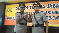 Kombes Pol Mashudi melakukan salam komando dengan Kapolrestabes Bandung yang baru Kombes Pol Angesta Romano Yoyol.