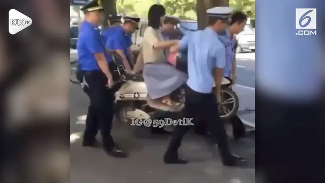 VIDEO: Ogah Dirazia, Polisi Angkut Emak-Emak dan Motornya