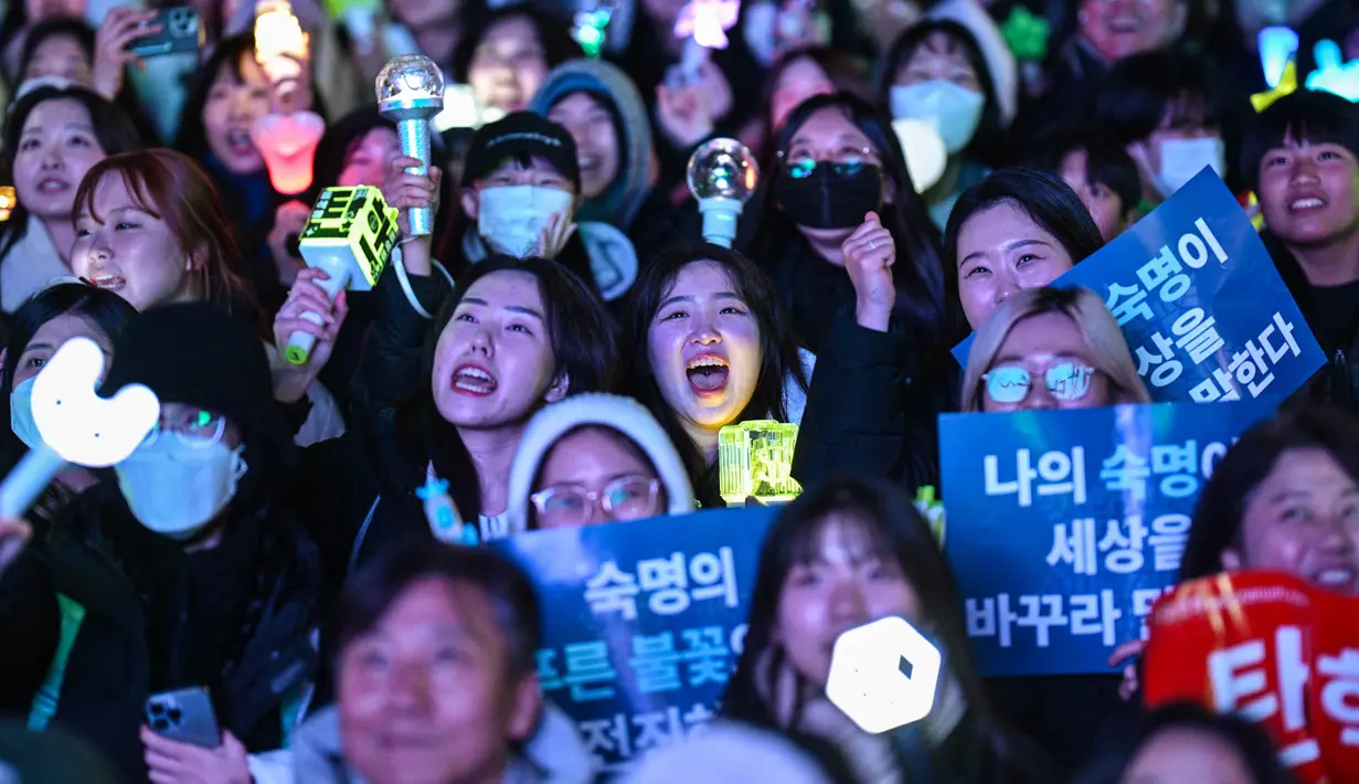 Parlemen Korea Selatan memakzulkan Presiden Yoon Suk Yeol dengan dukungan 204 dari 300 anggota parlemen. Mahkamah Konstitusi Korea Selatan menerima pernyataan pemakzulan dan memiliki waktu enam bulan untuk memutuskan apakah akan mencopot atau mengembalikan jabatannya. Tampak dalam foto, para pengunjuk rasa yang menyerukan penggulingan Presiden Yoon Suk Yeol bereaksi setelah hasil pemungutan suara pemakzulan darurat militer kedua di luar Majelis Nasional di Seoul pada tanggal 14 Desember 2024. (ANTHONY WALLACE/AFP)