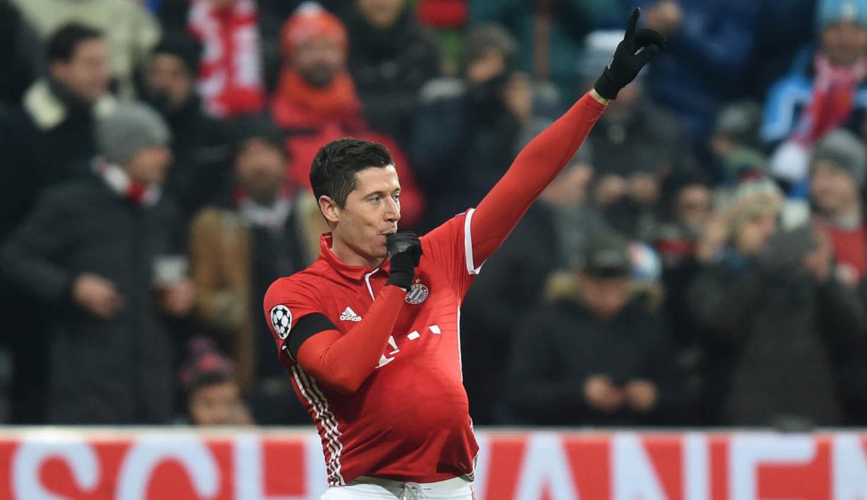 Penyerang Bayern Munchen, Robert Lewandowski, melakukan selebrasi ibu hamil usai membobol gawang Atletico Madrid pada laga Liga Champions di Stadion Alianz Arena, Jerman, Kamis (7/12/2016). Munchen menang 1-0 atas Atletico. (AFP/Christof Stache)