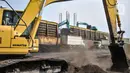 Aktivitas kendaraan alat berat saat bongkar muat batu bara di Pelabuhan PT KCN Marunda, Jakarta Utara, Rabu (5/1/2022). Pemerintah resmi melarang ekspor batu bara sejak 1 Januari hingga 31 Januari 2022 mendatang. (merdeka.com/Iqbal S. Nugroho)