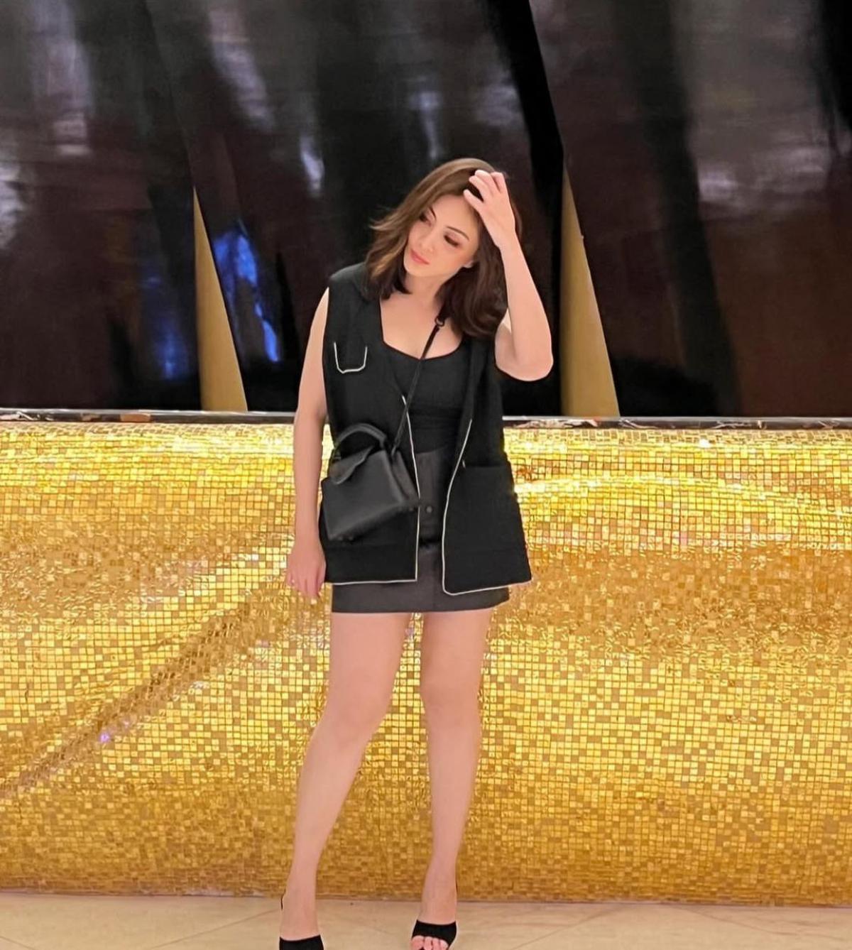 Dhena Devanka Tampil Memukau dengan Outfit Serba Hitam, Awet Muda dan Stylish!