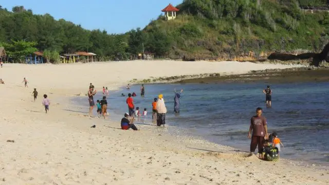 eberapa pengunjung Pantai Watukarung, Pringkuku, Pacitan bermain air di tepi pantai pada hari pertama Ramadan kemarin (6/5). (Sugeng Dwi Nurcahyo/Jawa Pos Group)