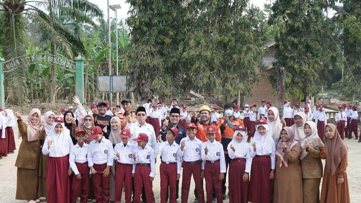 SDN 02 Rantau Pauh Gelar Upacara Perdana Pascabencana Banjir Bandang