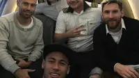 Neymar memberi tumpangan kepada Lionel Messi dan Javier Mascherano dengan pesawat pribadinya menuju Belo Horizonte. (http://as01.epimg.net)