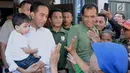 Presiden Jokowi menyapa warga sambil menggendong cucunya, Jan Ethes saat makan soto bersama keluarganya di Solo, Jawa Tengah, Jumat (30/3). Kedai soto ini menjadi langganan Jokowi sejak masih menjabat Wali Kota Solo. (Liputan6.com/Pool/Biro Pers Setpres)