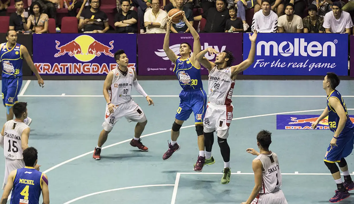 Pebasket Satria Muda Pertamina, Kevin Sitorus, berebut bola dengan pebasket M88 Aspac, Fidyan Dini, pada laga IBL Musim 2016 di Hall A Senayan, Jakarta, Sabtu (9/1/2016). (Bola.com/Vitalis Yogi Trisna)