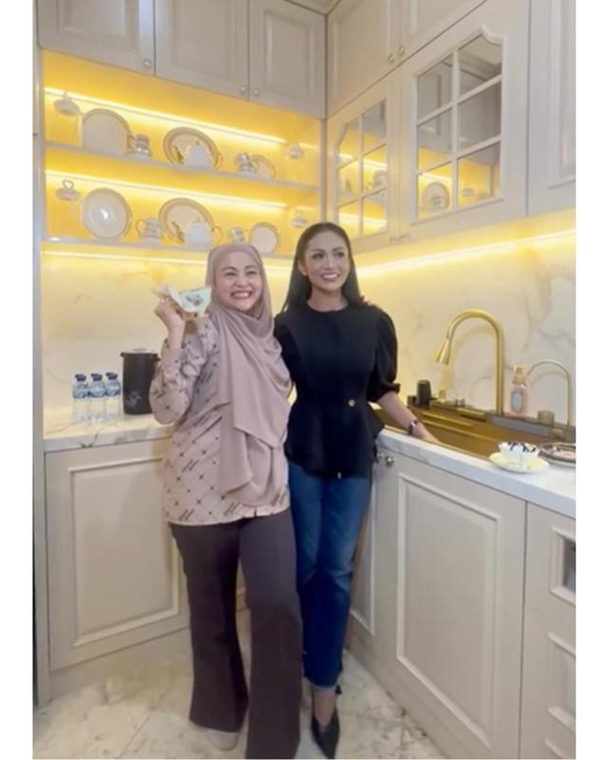 8 Potret Dapur Rumah Krisdayanti Usai Renovasi, Bergaya Klasik Modern