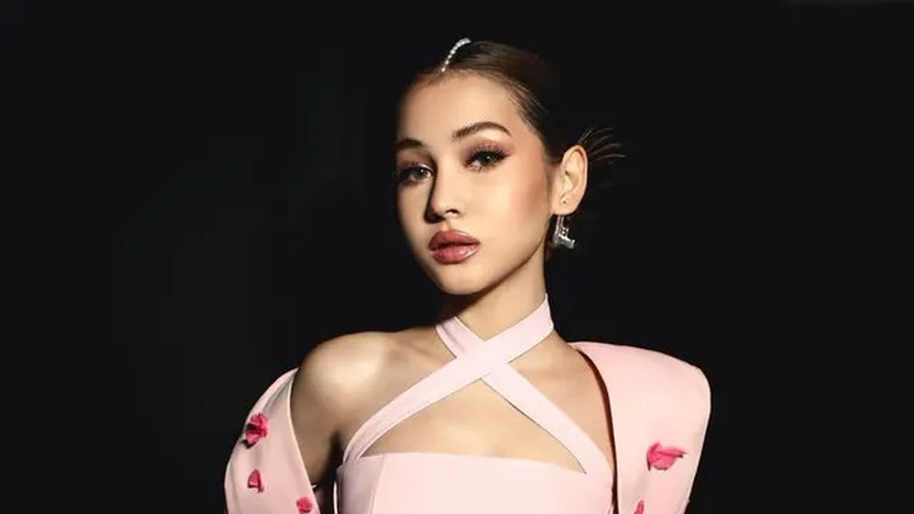 Sandrina Michelle tampil bold dengan latina makeup di sebuah acara, dengan riasan smokey brown yang dramatis, full lips, dan kontur pipi yang ditekankan.<br>