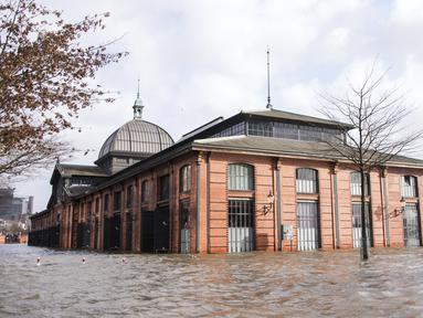 Pasar ikan terendam air banjir setelah badai di Hamburg, Jerman, Minggu (30/1/2022).Badai musim dingin yang kuat melanda Eropa utara selama akhir pekan. (Daniel Bockwoldt/dpa via AP)