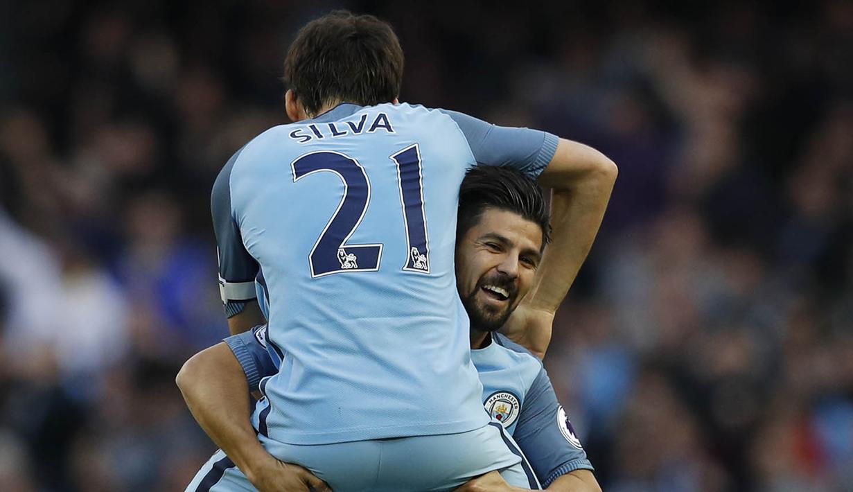 Striker Manchester City, Nolito, merayakan gol yang dicetaknya ke gawang Everton pada laga Premier League di Stadion Ettihad, Manchester, Sabtu (15/10/2016). Kedua tim bermain imbang 1-1. (Reuters/Phil Noble)