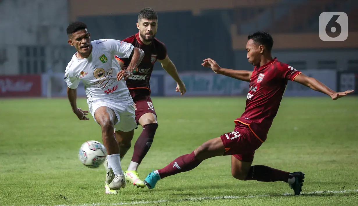 Gelandang Persebaya Surabaya, Ricky R. Kambuya (kiri) berebut bola dengan bek Borneo FC, Nur Diansyah dalam laga pekan pertama BRI Liga 1 2021/2022 di Stadion Wibawa Mukti, Cikarang, Sabtu (4/9/2021). Borneo FC menang 3-1 atas Persebaya Surabaya. (Bola.com/Bagaskara Lazuardi)