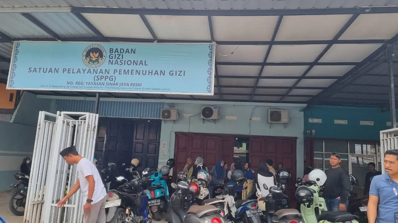 Puluhan relawan Satuan Pelayanan Pemulihan Gizi (SPPG) Yayasan Sinar Jaya Rezki di Kabupaten Takalar, Sulawesi Selatan, menggelar aksi protes