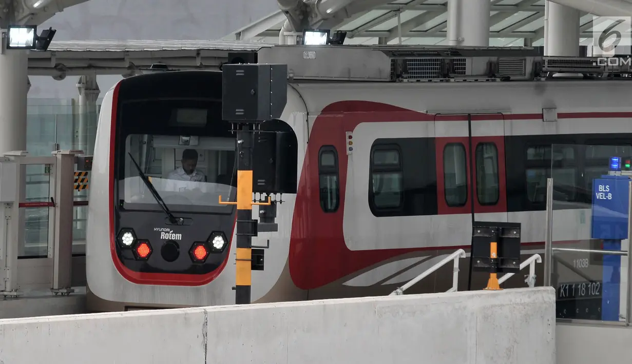 Rangkaian kereta LRT rute Kelapa Gading-Velodrome saat melakukan uji coba dari Stasiun Velodrome, Jakarta, Senin (25/2). Saat ini pembangunan LRT Kelapa Gading-Velodrome secara keseluruhan sudah mencapai 99,4 persen.  Merdeka.com/Iqbal S Nugroho)