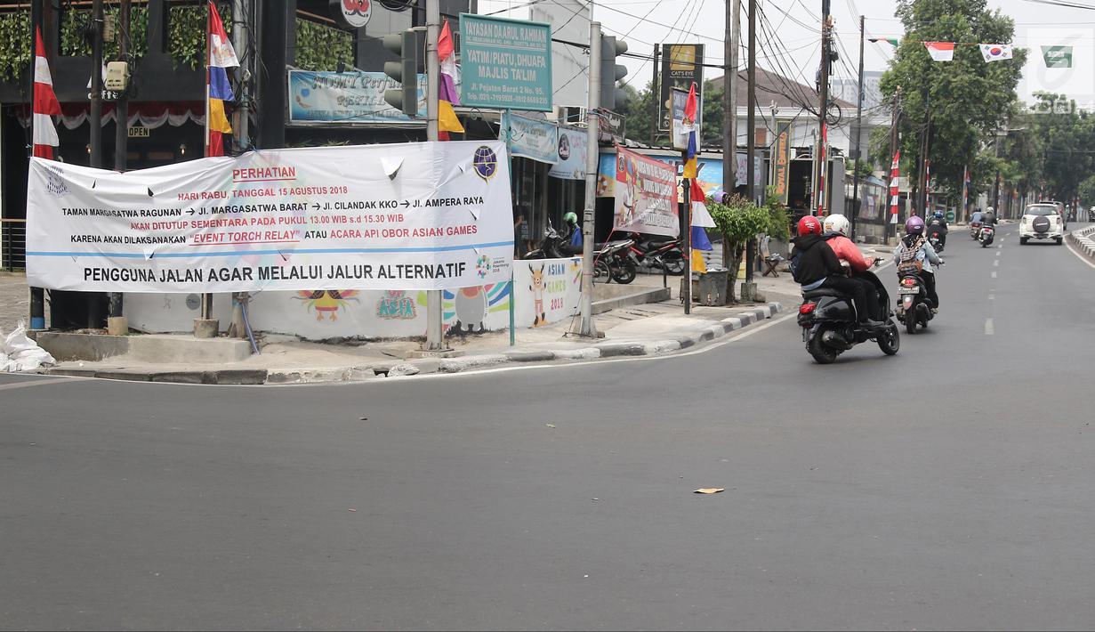 Pengendara melintas di ruas Jalan Ampera, Jakarta, Selasa (7/8). Jalan Taman Margasatwa Ragunan, Margasatwa Barat, Cilandak KKO, dan Ampera akan ditutup saat pelaksanaan Api Obor Asian Games 2018 pada 15 Agustus mendatang. (Liputan6.com/Herman Zakharia)