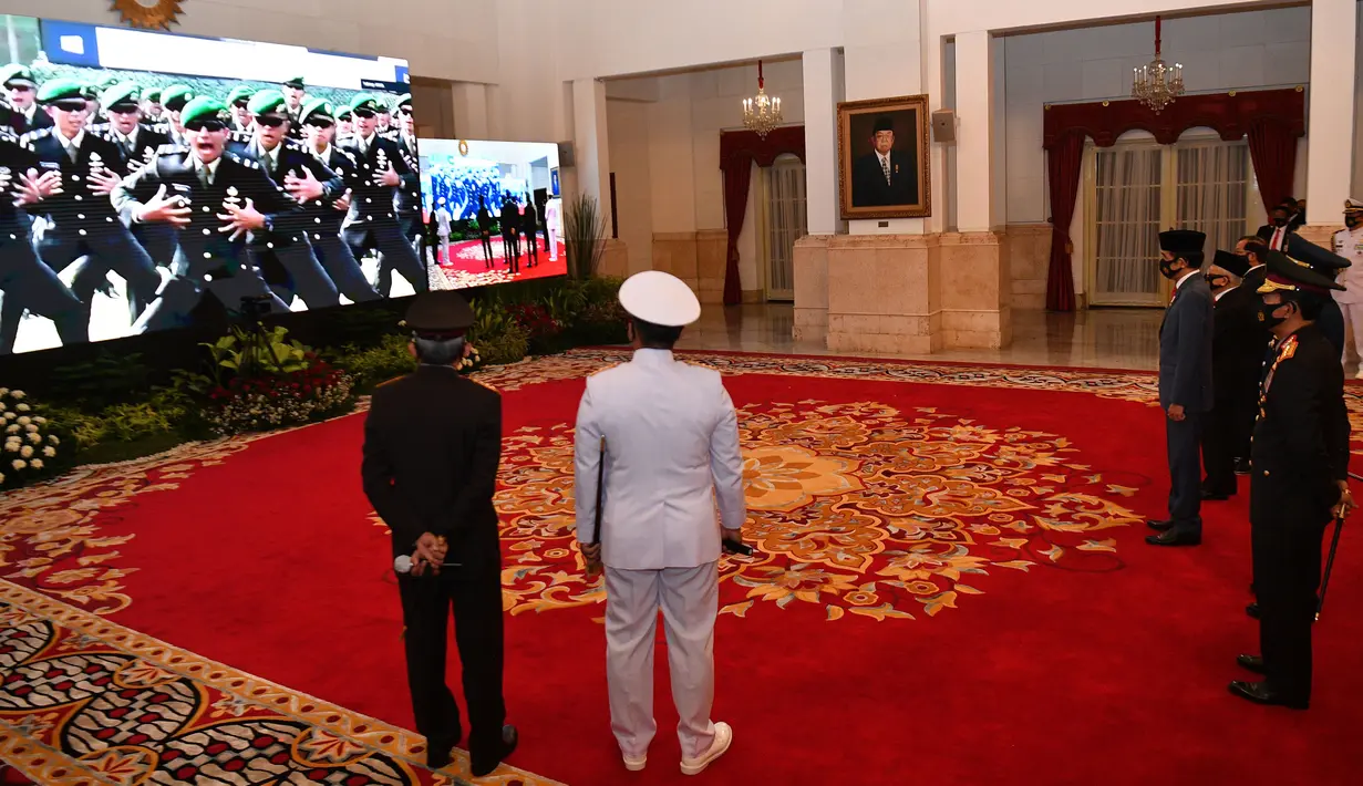 Presiden Joko Widodo (ketiga kanan) menyaksikan secara virtual yel-yel dari perwira remaja Akademi Militer dalam acara Prasetya Perwira (PRASPA) TNI dan POLRI Tahun 2020 di Istana Negara, Jakarta, Selasa (14/7/2020). (ANTARA FOTO/Sigid Kurniawan/POOL)