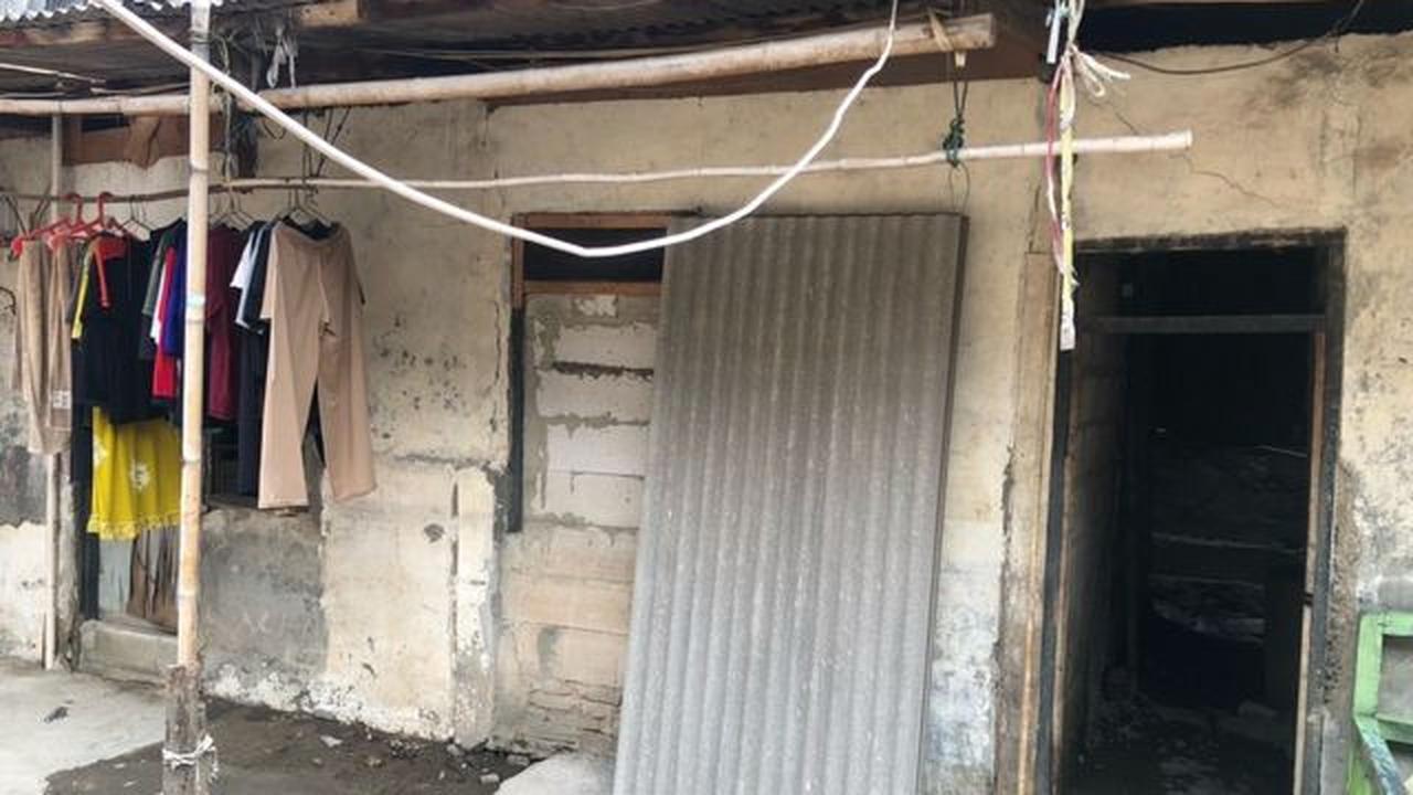 Salah satu warga, Siti (48) membeberkan bahwa warga masih berjibaku menghilangkan asap akibat kebakaran tersebut. Siti membantah pernyataan terkait klaim asap kebakaran yang sudah tidak ada.<br>