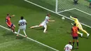 Pemain Spanyol Fabian Ruiz mencetak gol pertama selama pertandingan perempat final Piala Dunia antara Spanyol dan Belgia di Inglewood, California, dekat Los Angeles, Jumat, 10 Juli 2026. (AP Photo/Marcio J. Sanchez)