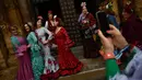Sejumlah wanita mengenakan pakaian tradisional berpose untuk difoto saat mengikuti "Romeria de El Rocio" di Fitero, Spanyol utara (26/5). (AP/Alvaro Barrientos)