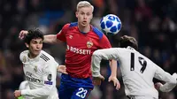 Pemain CSKA Moscow, Hordur Magnusson berebut bola dengan pemain Real Madrid, Jesus Vallejo dan Alvaro Odriozola pada laga terakhir Grup G Liga Champions di Santiago Bernabeu, Rabu (12/12). Real Madrid dipecundangi CSKA Moscow 0-3. (JAVIER SORIANO / AFP)