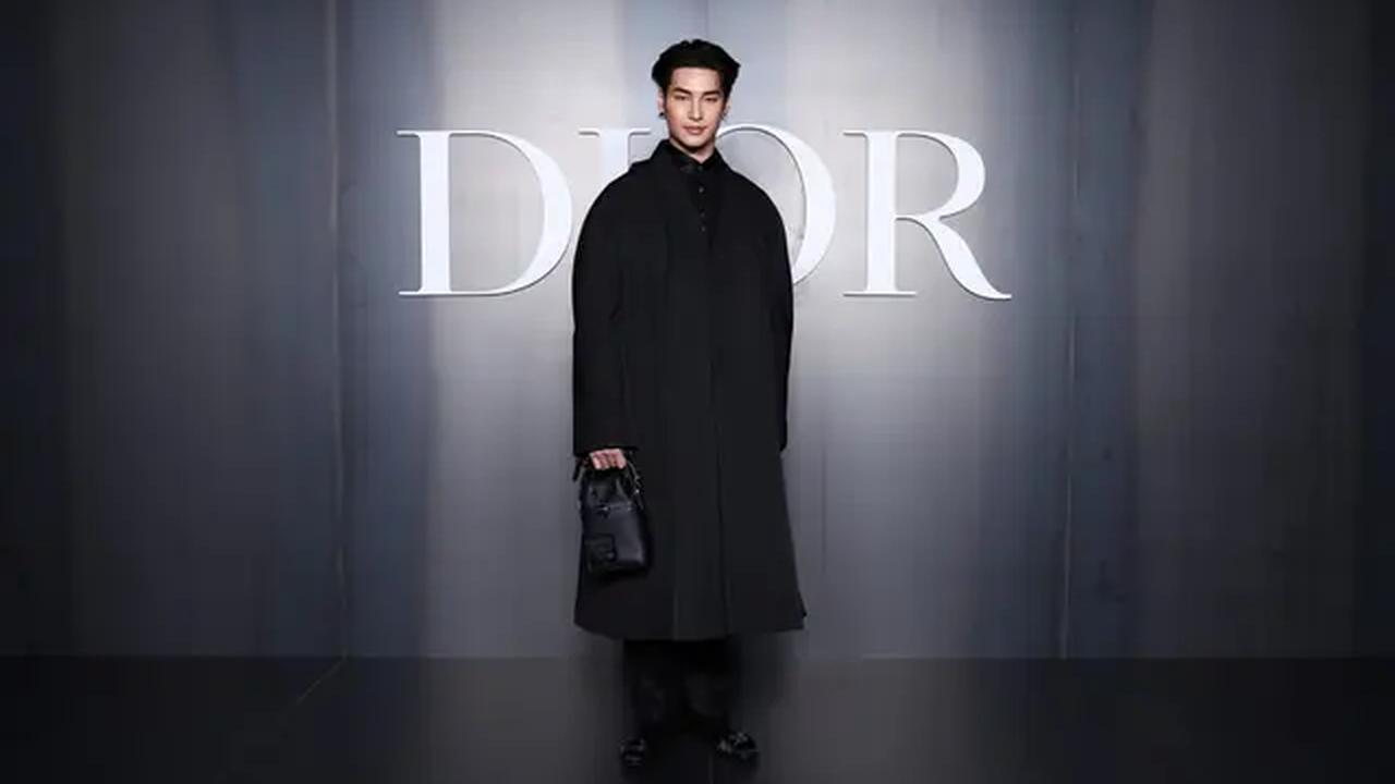 Apo, bintang asal Thailand ini tampil keren dengan long coat hitam yang dipadukan dengan loose pants serta mini handbag berwarna senada. Gaya monokromatiknya memberikan kesan modern dan berkelas. [Dok/DIOR].