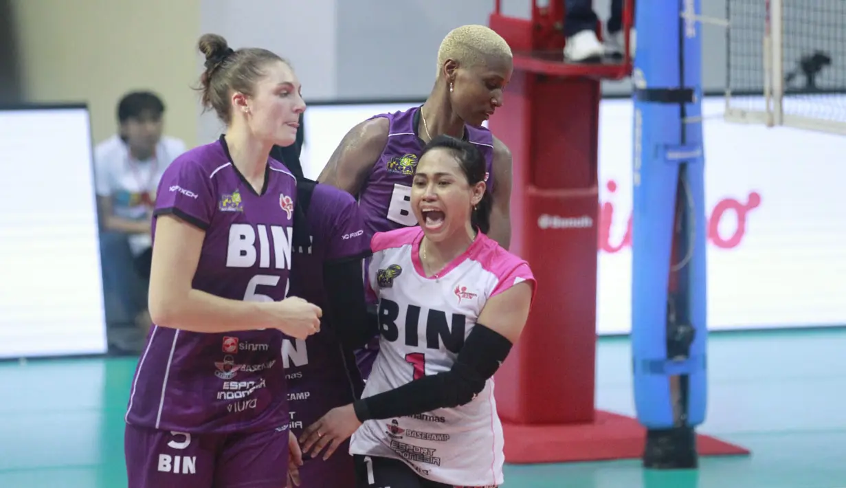 <p>Selebrasi para pemain Jakarta BIN, Yulis Indahyani (kanan) dkk setelah mencetak angka saat menghadapi Jakarta Popsivo Polwan pada laga putaran pertama final four PLN Mobile Proliga 2024 di GOR Bung Tomo, Surabaya, Minggu (7/7/2024). Jakarta BIN menang 3-0 (25-13, 37-35, 26-24). (Dok. PBVSI)</p>