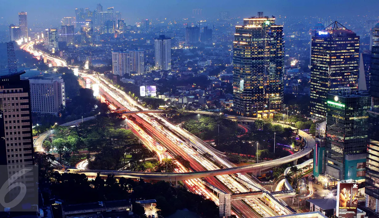 Pemandangan Simpang Susun Semanggi pada malam hari, Jakarta, Rabu (26/4). Selain bisa mengurai kemacetan, Simpang Susun Semanggi akan menjadi daya tarik baru bagi Jakarta. (Liputan6.com/Angga Yuniar)