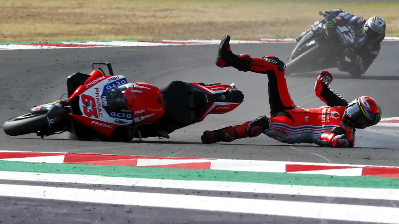FOTO: Detik-Detik Francesco Bagnaia Terjatuh Saat Memimpin Balapan