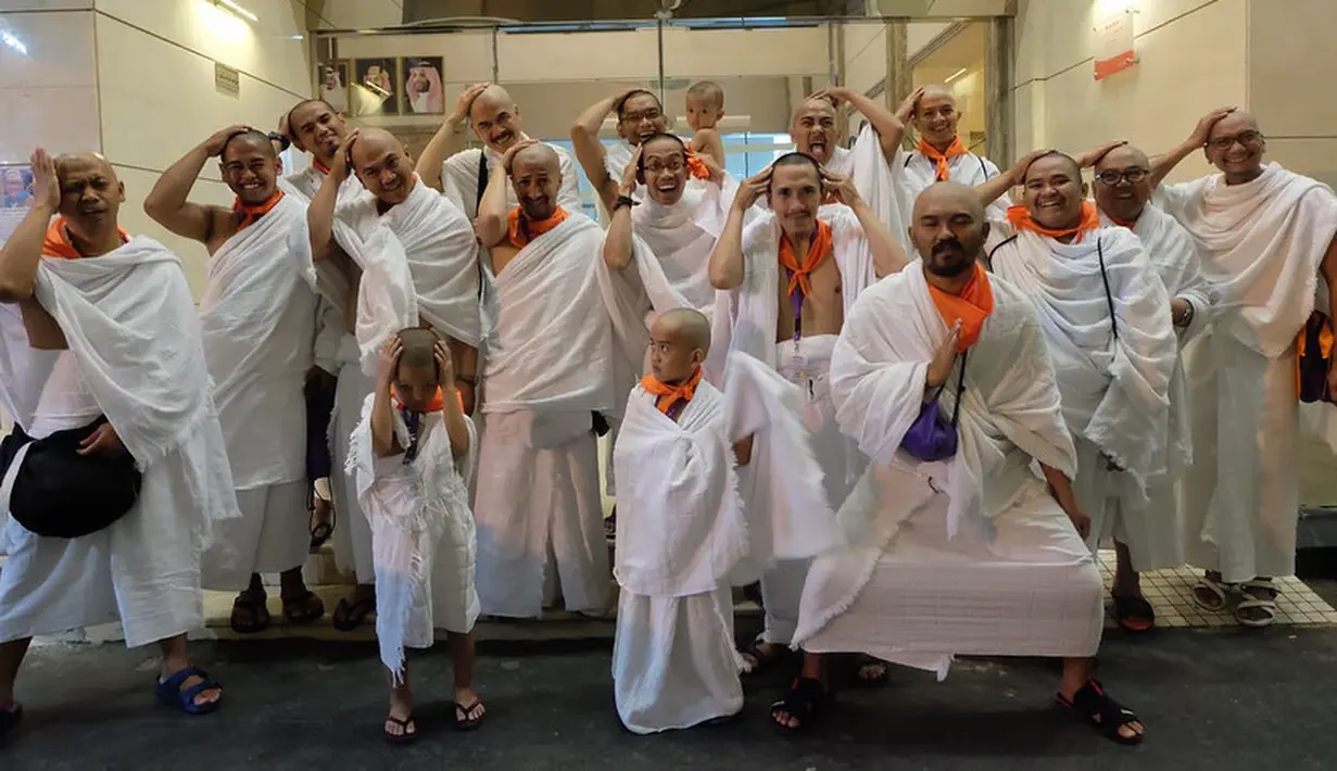 “Insya Alloh..cita2 mu segera terwujud Pa... #kangenApa rombongan umroh sedang menuju Mekah, bertalbiyah dengan semangat... seperti yang Apa' harapkan...,” tulis Irfan Hakim tujuh hari yang lalu. (Instagram/irfanhakim75)