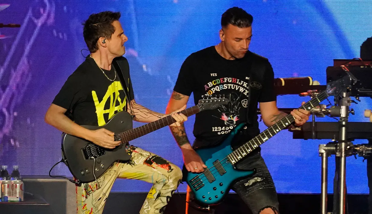 Personel grup band Muse, Matt Bellamy (kiri) dan Chris Wolstenholme tampil pada konser ALTer EGO iHeartRadio di Kia Forum, Inglewood, California, Amerika Serikat, 14 Januari 2023. Muse menjadi bagian dari lineup all-star pada iHeartRadio ALTer EGO 2023. (AP Photo/Chris Pizzello)