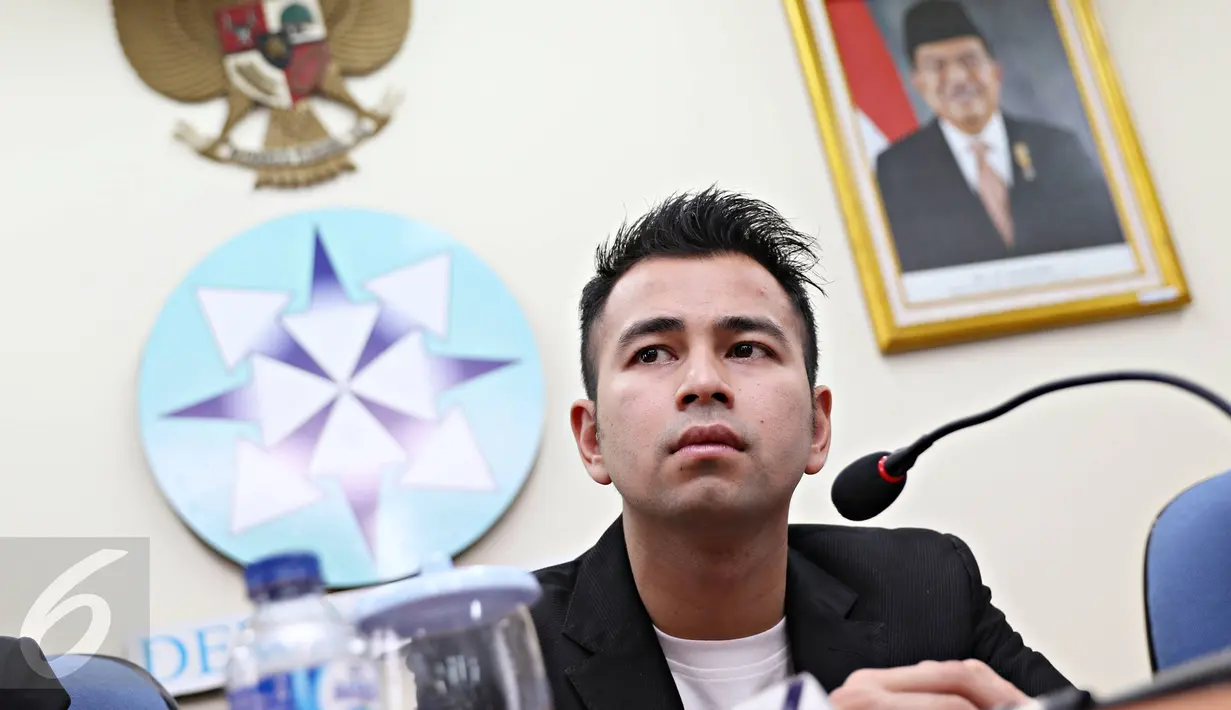 Raffi Ahmad menggelar konferensi pers di gedung Dewan Pers, Jakarta, Rabu (18/11). Raffi datang untuk meminta bantuan terkait dugaan merendahkan profesi wartawan yang dilaporkan Forwan ke Polda Metro Jaya.  (Liputan6.com/Immanuel Antonius)