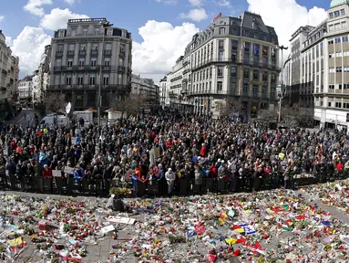 Ribuan warga ambil bagian dalam pawai menentang teror dan kebencian di Brussels, ibu kota Belgia, Minggu (17/4). Aksi yang berlangsung dengan tenang dan ‘tanpa suara’ ini untuk menunjukkan persatuan usai serangan teroris di Brussels. (REUTERS/Yves Herman)