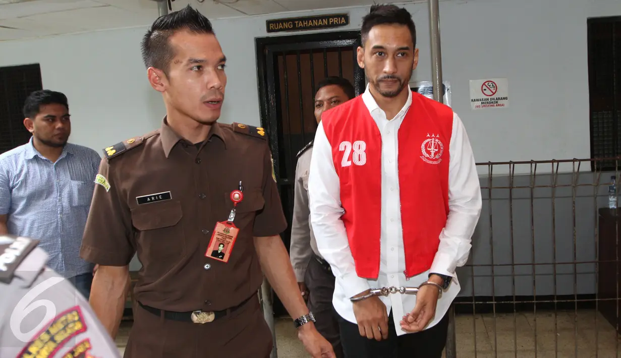 Aktor Restu Sinaga dibawa ke ruang tahanan khusus setibanya di PN Jakarta Selatan, Kamis (13/10). Restu Sinaga akan menjalani sidang perdana atas kasus kepemilikan narkoba pada Juni lalu. (Liputan6.com/Herman Zakharia)