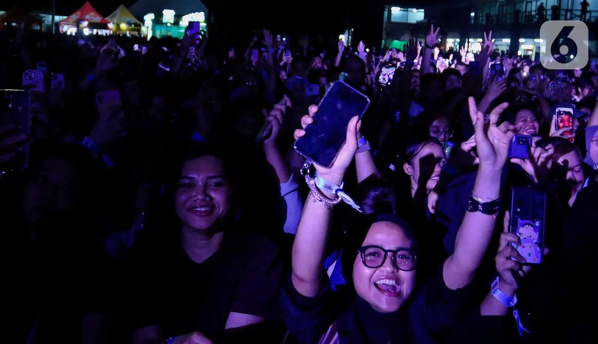Ribuan penonton yang menyaksikan pun tak bisa menahan diri ikut melantunkan tiap lagu. (Liputan6.com/Herman Zakharia)