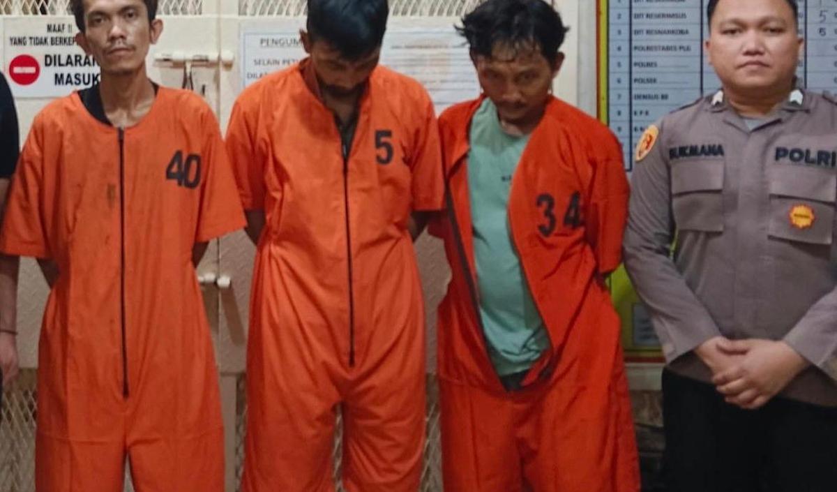 Sabu dan ekstasi yang diambil dan dibawa pelaku menggunakan sepeda motor dipindahkan ke mobil.<br>