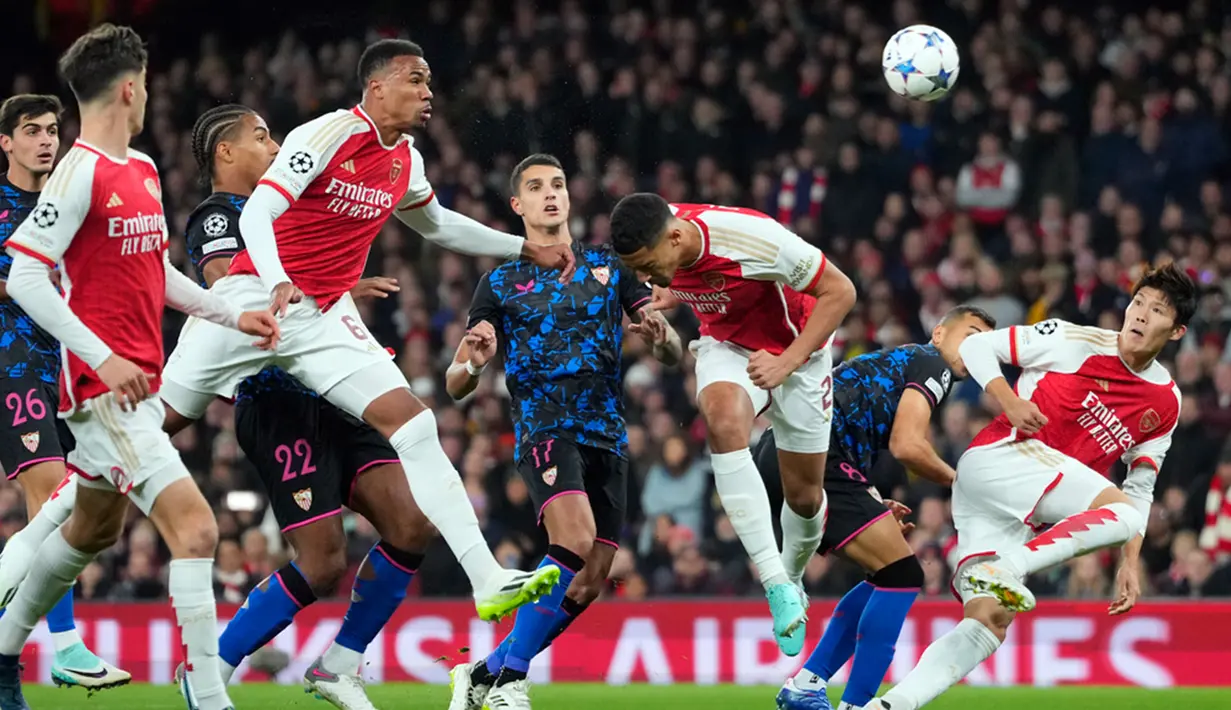 Arsenal mencetak gol kedua di menit ke-64. Saka menerima umpan terobosan yang sangat matang dari Gabriel Martinelli. (AP Photo/Kirsty Wigglesworth)