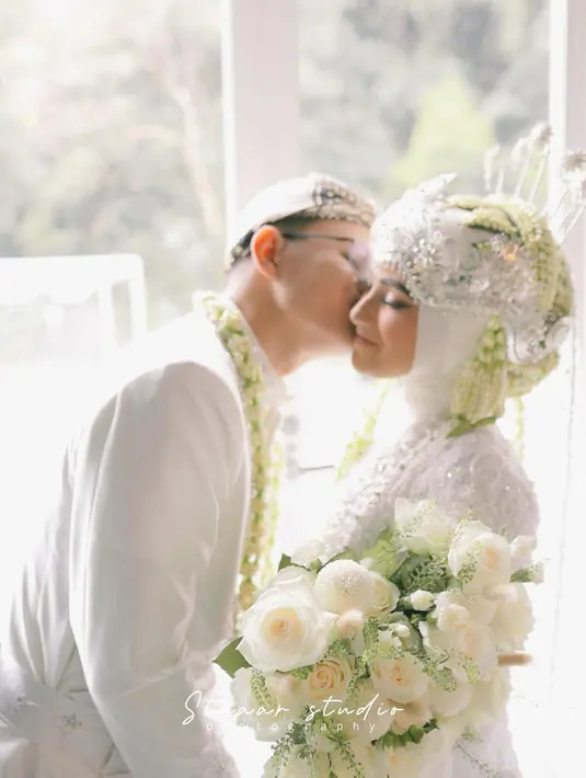 Dibalik kebahagiaan Nadya Mustika, ada yang merasa kecewa dari keluarganya. Nadya tak mengundang ibu kandung dan keluarga dekatnya. Hal itu disampaikan Heru, kakak kandung Nadya. [Instagram/nadyamustikarahayu]