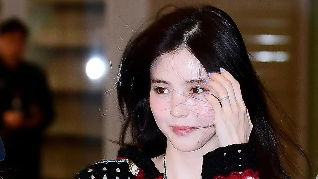 Penampilan Han So Hee pulang dari Hawaii. [Foto: Instagram/koreadispatch]