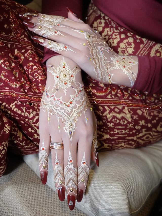 6 Potret Detail Penampilan Zahwa Nadhira di Resespi, Mantu Mahfud MD Manglingi