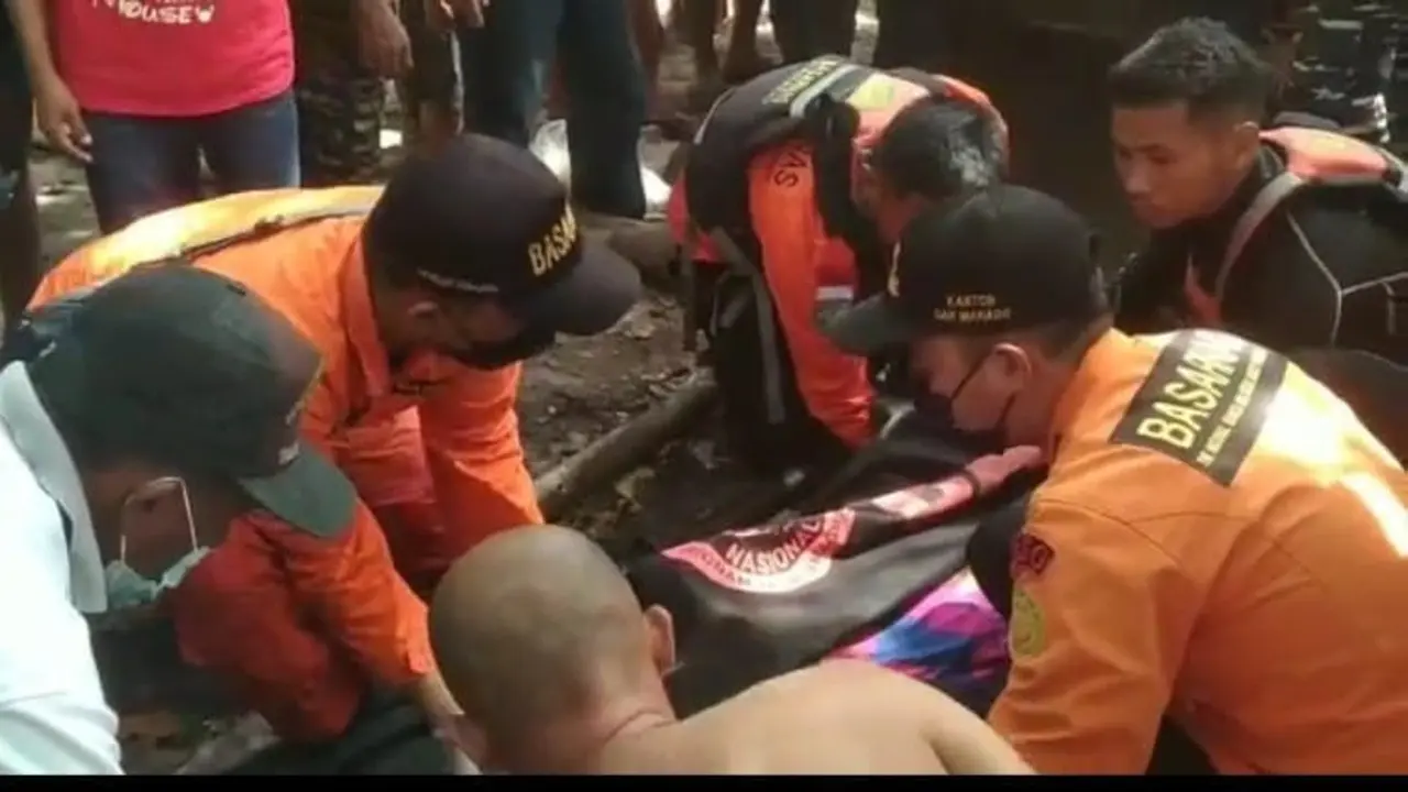 Tim Gabungan mengevakuasi korban meninggal di Pantai Minahasa Utara.