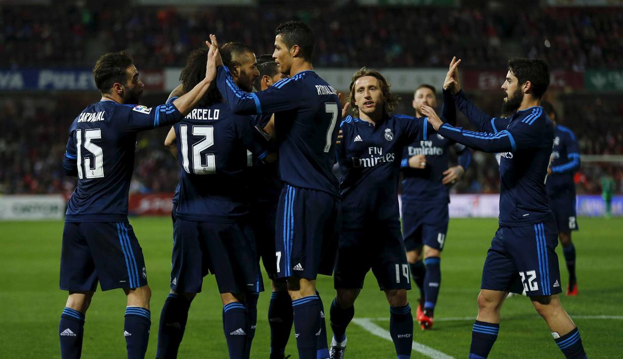Para Pemain Real Madrid merayakan gol Karim Benzema (3kiri) saat melawan Granada pada lanjutan La Liga Spanyol di di Estadio Nuevo Los Carmenes, Senin (8/2/2016) dini hari WIB. (REUTERS/Marcelo del Pozo)