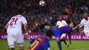 Striker Barcelona, Luis Suarez, mencetak gol dengan tendangan salto. Dengan kemenangan tersebut, Barcelona menempati posisi kedua dengan 69 poin atau tertinggal dua angka dari pemuncak klasemen, Real Madrid. (AFP/Josep Lago)