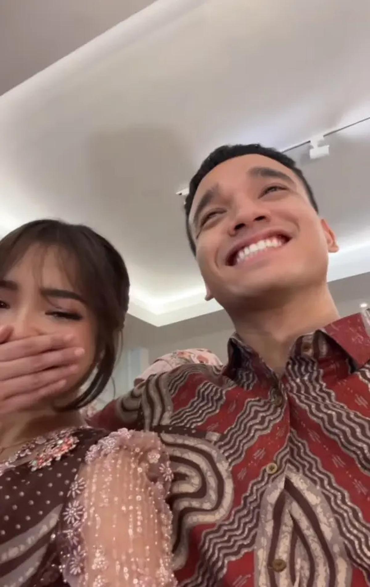 7 Potret Lamaran Frans Faisal dan Indah, Fuji dan Fadly Faisal Ikut Salting