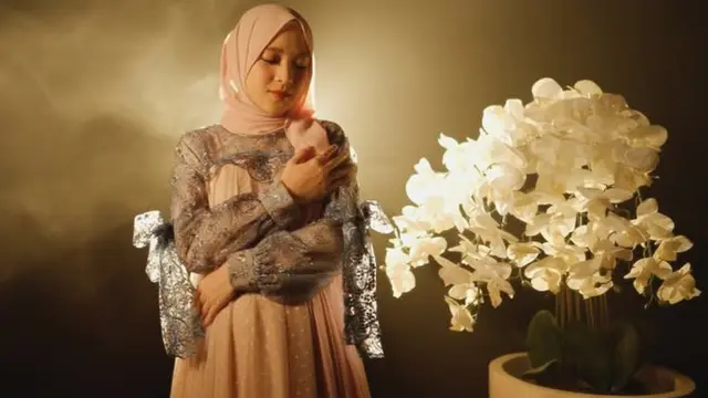 Model gamis brokat Nissa Sabyan (Foto: Instagram @nissa_sabyan)