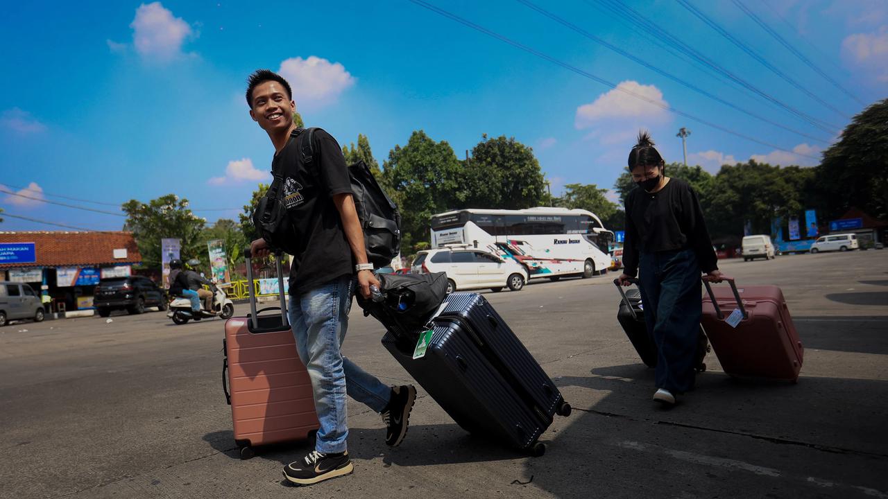 FOTO: Pemudik Padati Terminal Kampung Rambutan Menjelang Lebaran
