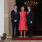 Ratu Margrethe dari Denmark (tengah), Pangeran Nikolai (kiri) dan Pangeran Felix tiba untuk upacara pengukuhan pribadi Pangeran Christian di Gereja Kastil Fredensborg pada 15 Mei 2021. (Keld Navntoft / Ritzau Scanpix / AFP)