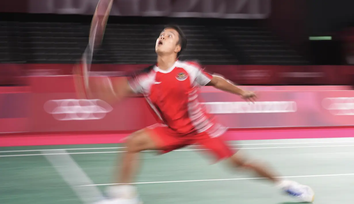 Pada awal gim pertama, Anthony Ginting berhasil memimpin permainan dengan skor 11-5 pada interval gim pertama. Wakil Indonesia tersebut terus meninggalkan Kevin Cordon dan tutup gim perama dengan skor 21-11. (Foto: AP/Markus Schreiber)