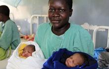 Bayi kembar asal Kenya diberi nama Obama dan Romney